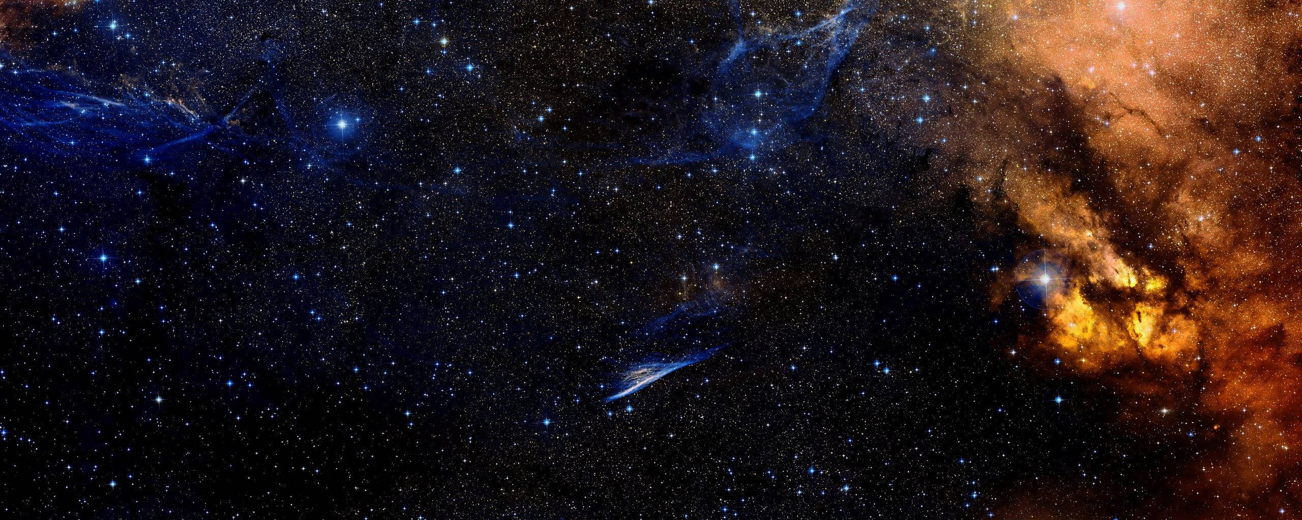 Vedere mai bună asupra spațiului cosmic cu două monitoare Fundal