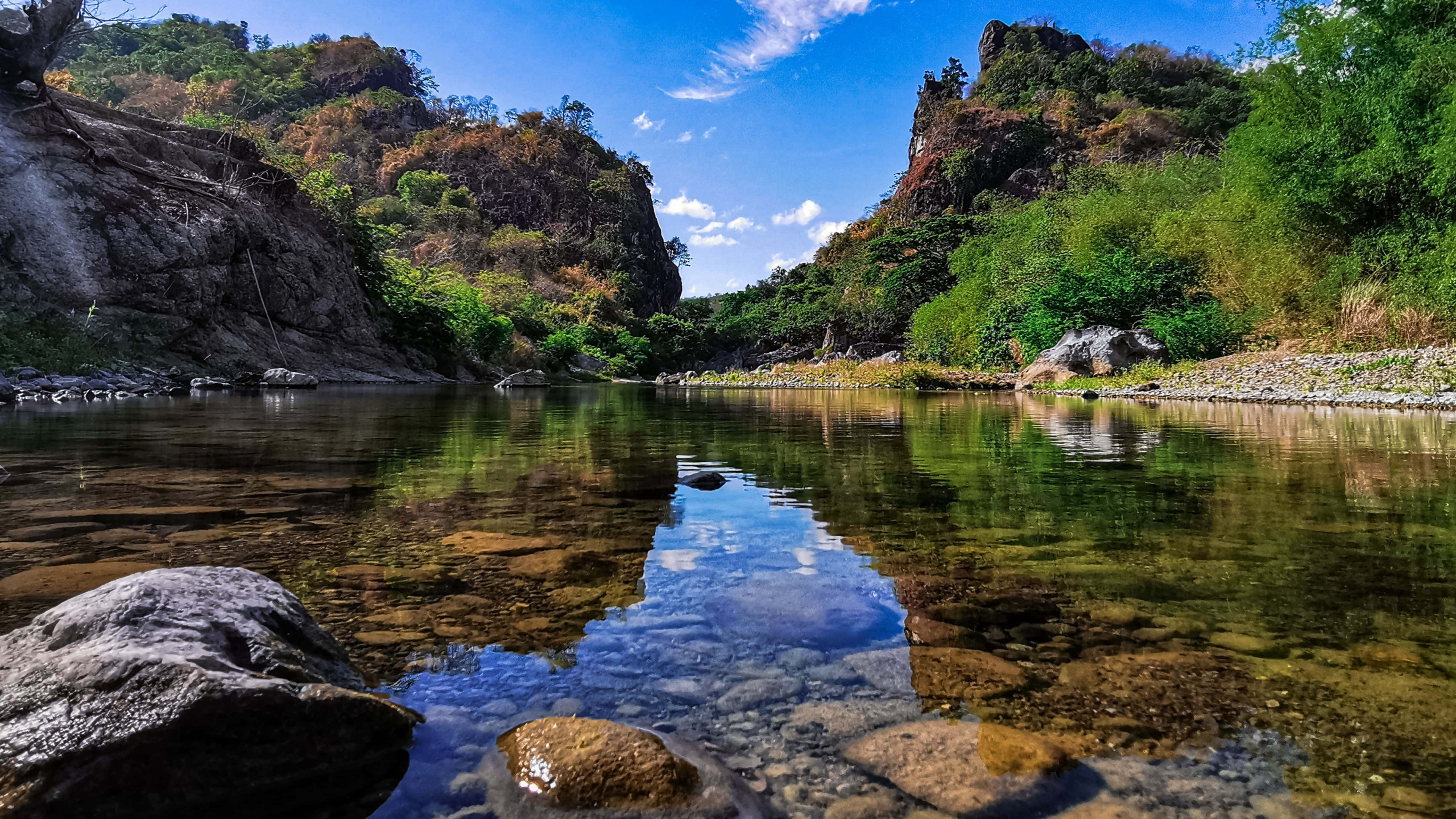 Vedere Majestică a Munților Pe Cerul Albastru și Limpid Fundal