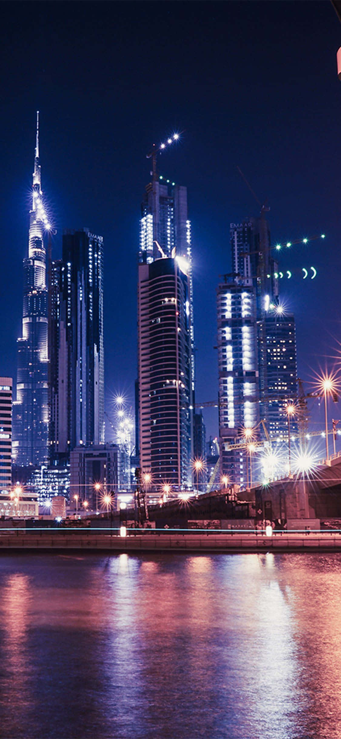 Vedere nocturnă Dubai City iPhone unghi jos Fundal