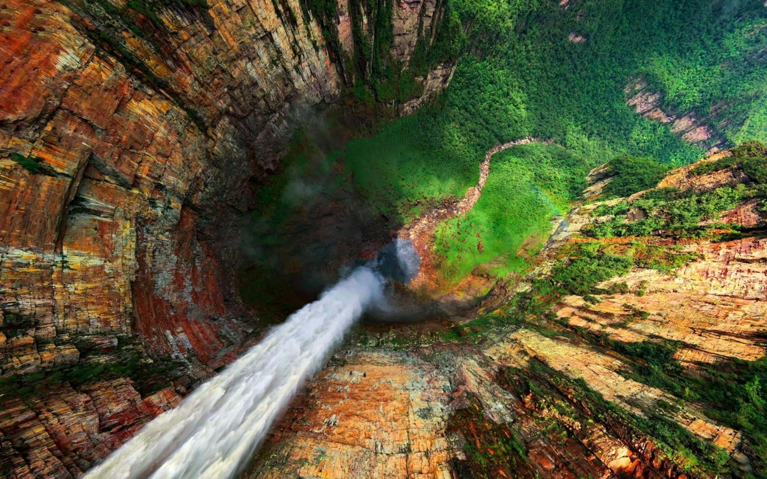 Vedere panoramică aeriană a cascadei Angel Fundal