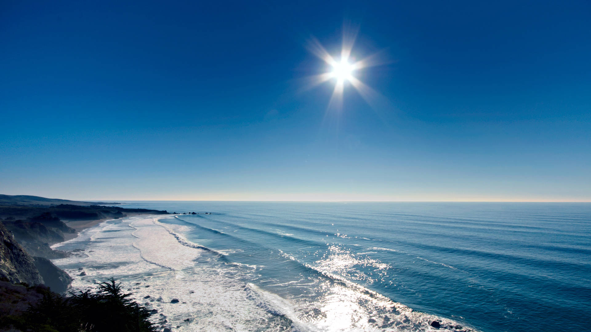 Vedere Panoramică la Ocean cu Soare Strălucitor Fundal