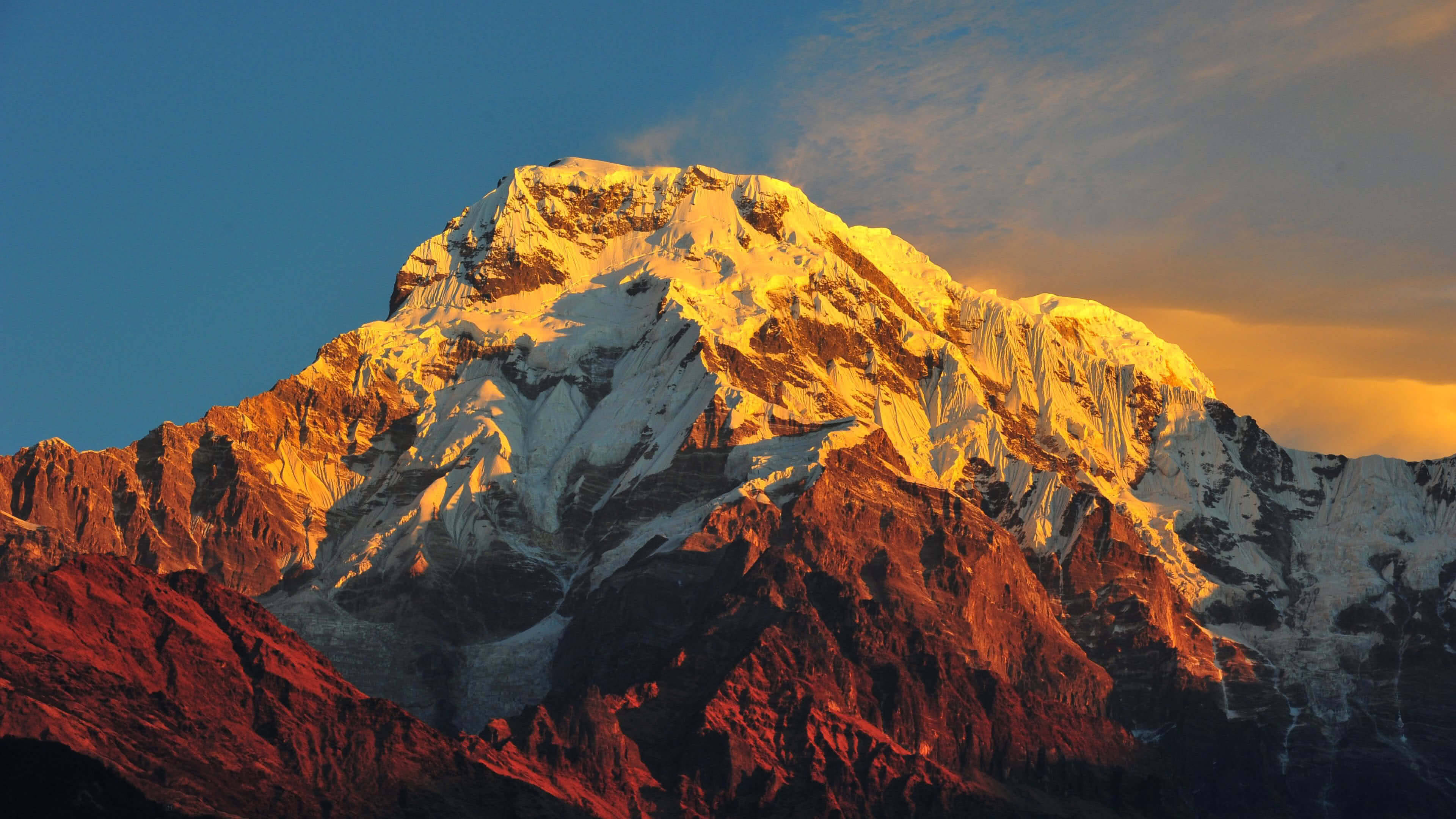 Vedere spectaculoasă a Masivului Annapurna, Himalaya, în rezoluție 4K Fundal