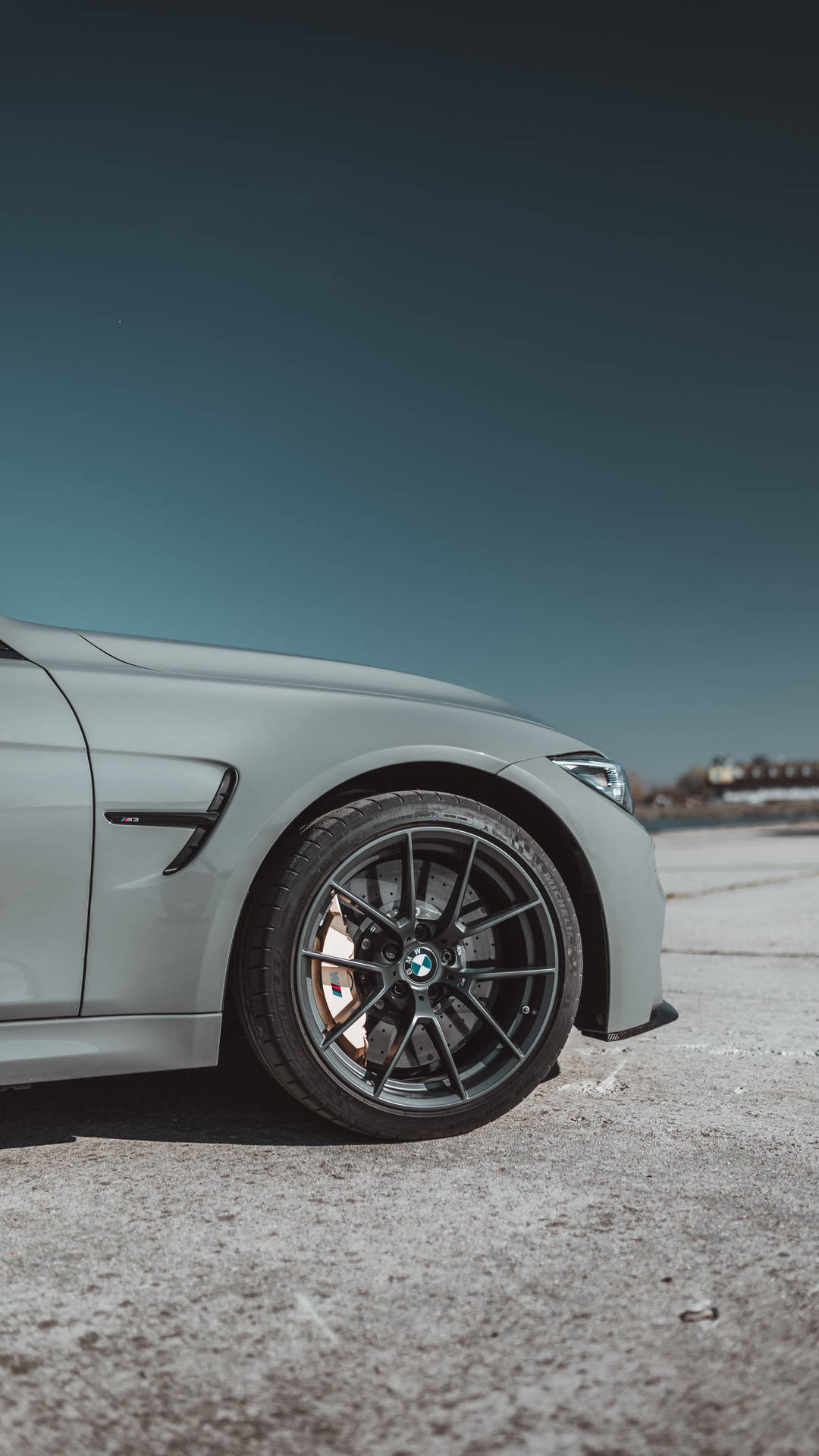 Tapet vedere laterală cu roata și sigla unei mașini BMW gri — Bmw Fundal