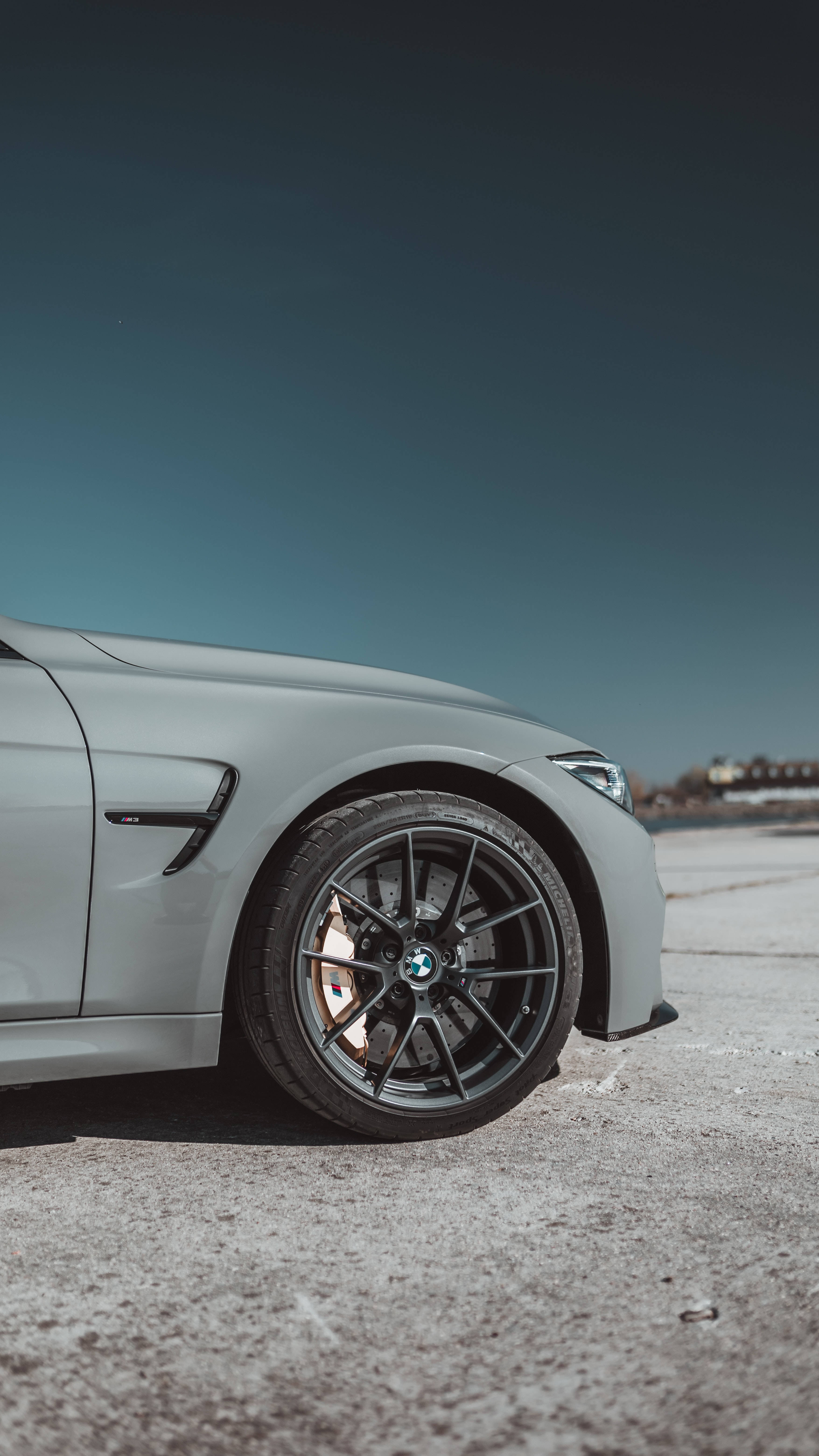 Vederea Perfectă a unei Mașini BMW Gri Fundal