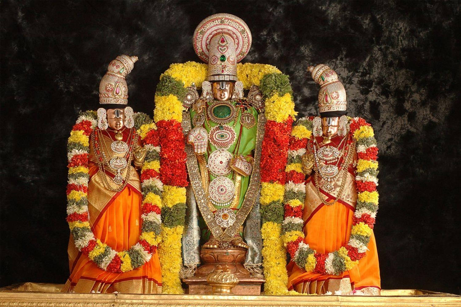 Venkateswara Swamy cu Sridevi și Bhudevi Fundal