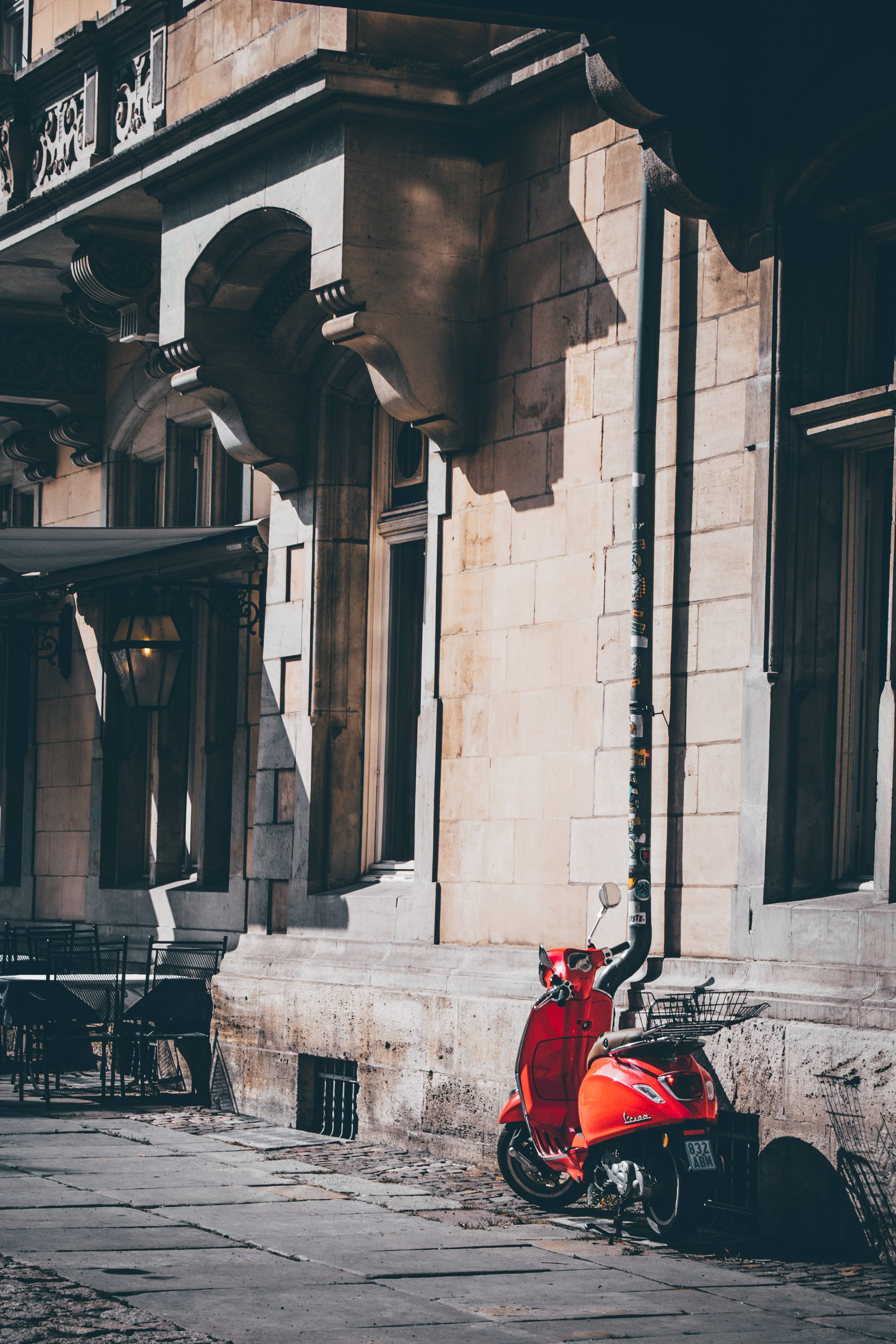 Vespa roșu contemporan parcat în exterior Fundal