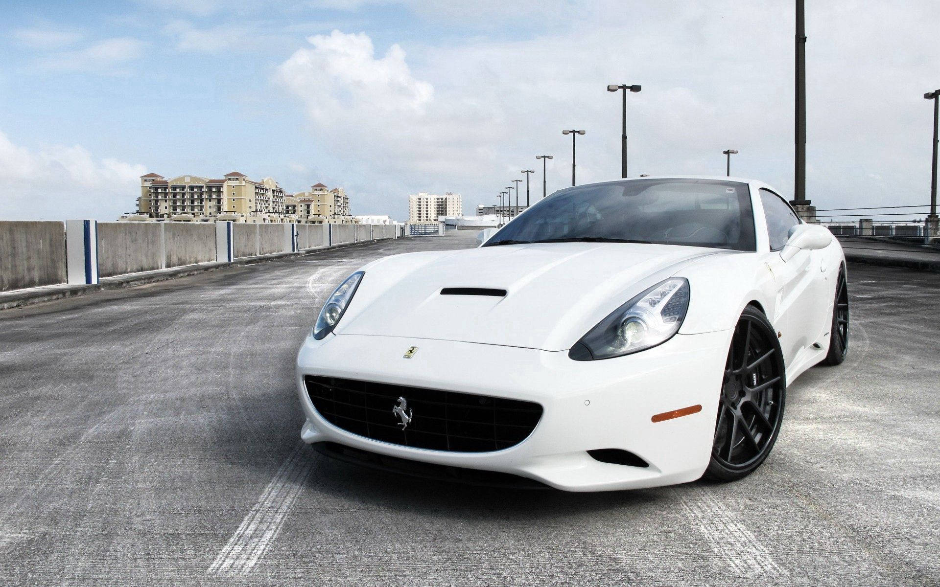 Vezi această fermecătoare Ferrari California albă Fundal