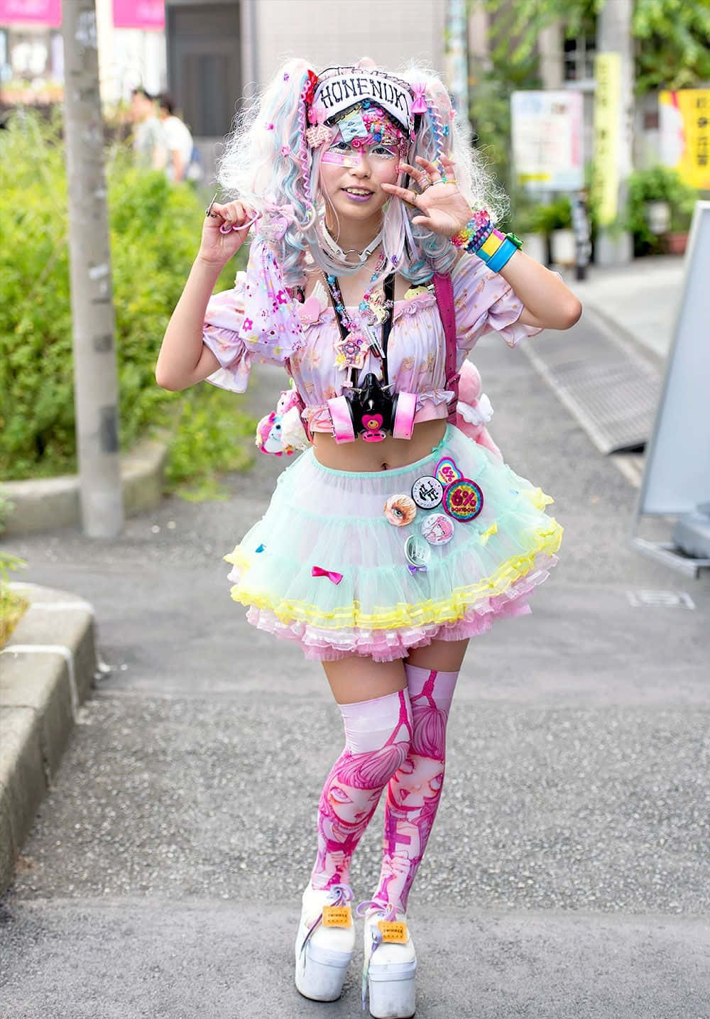 Vibrante fashioniste Harajuku care își exprimă individualitatea pe străzile Tokyo Fundal