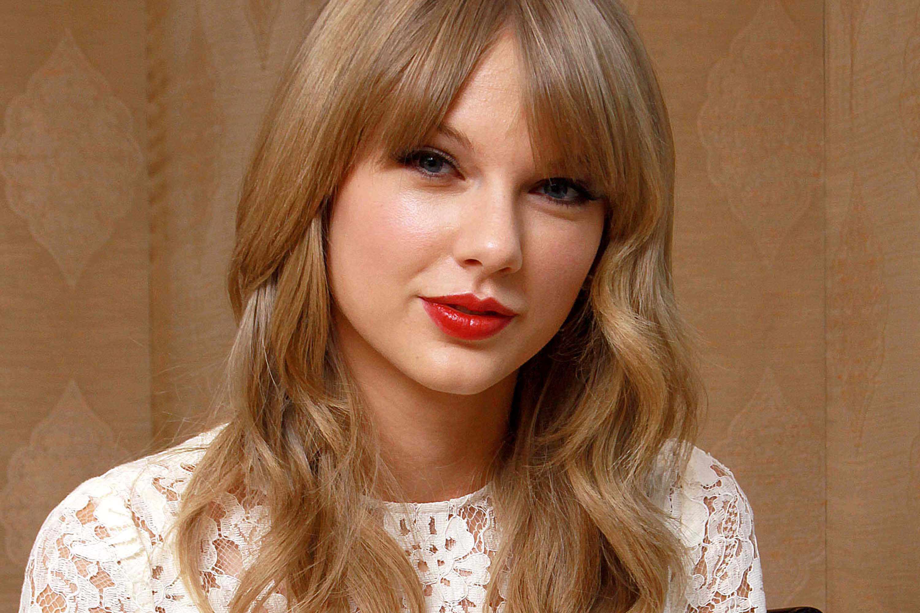 "Visând în stil mare alături de Taylor Swift" Fundal