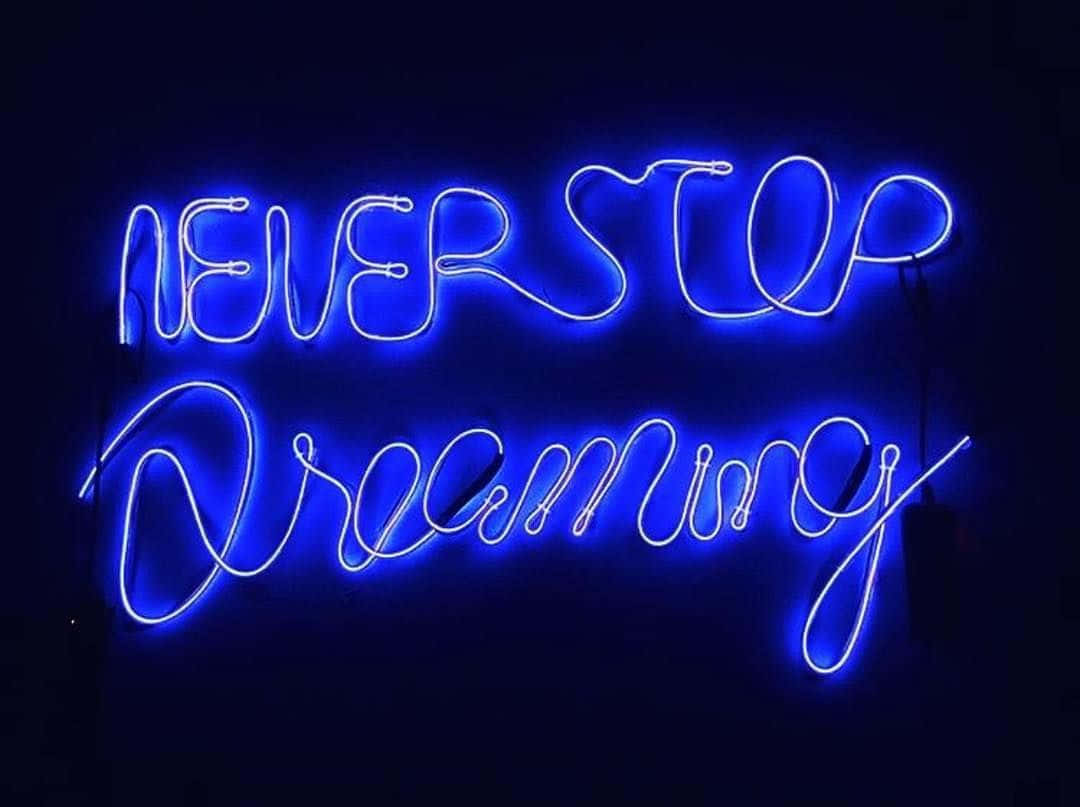 Visează imposibilul cu această uimitoare estetică neon albastră. Fundal
