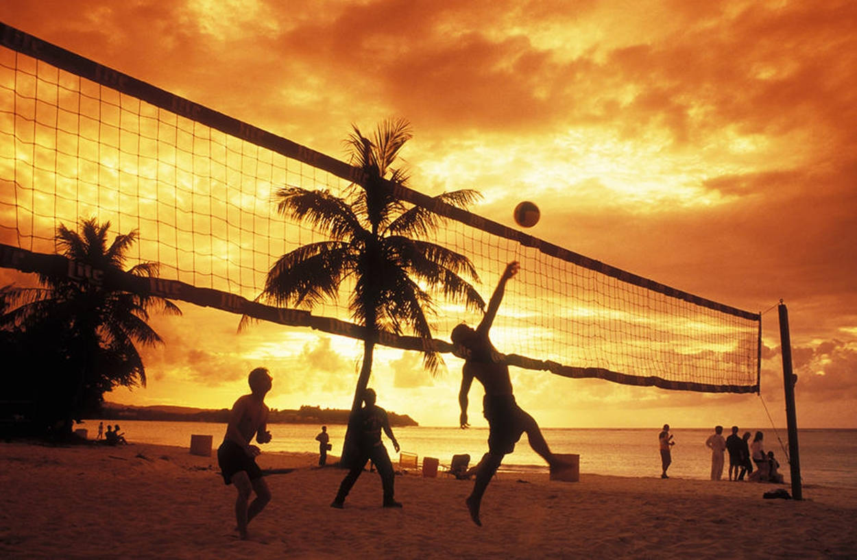 Volei pe plajă siluetă și cer portocaliu Fundal