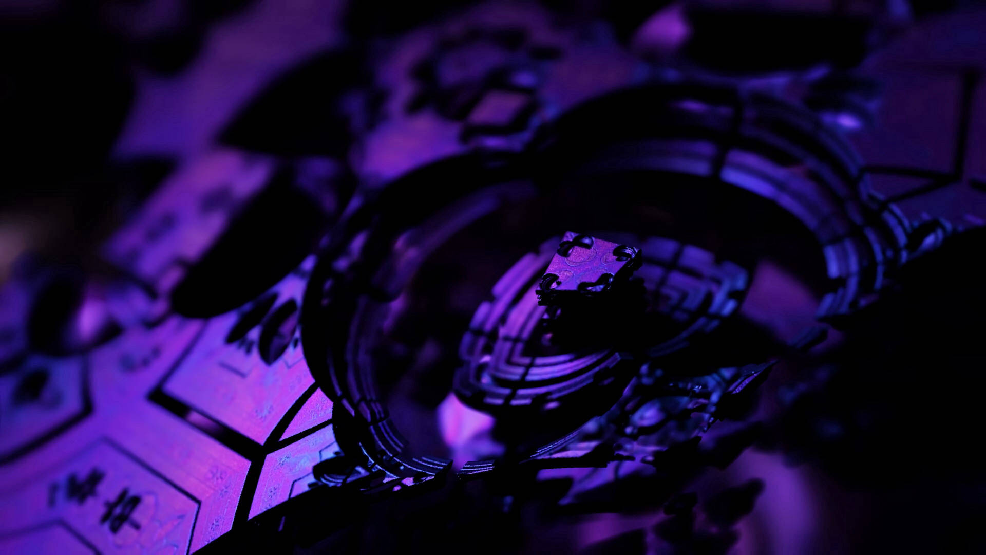 Tapet cu fractal 3D violet închis și obiect abstract