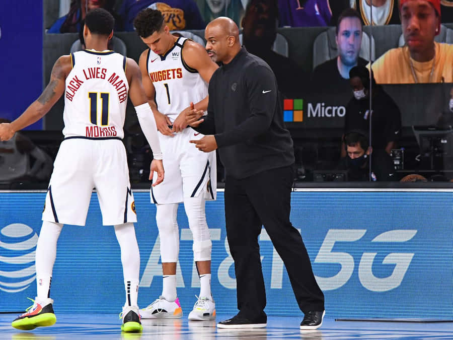 Wes Unseld Antrenor de Baschet pe Marginea Terenului Fundal