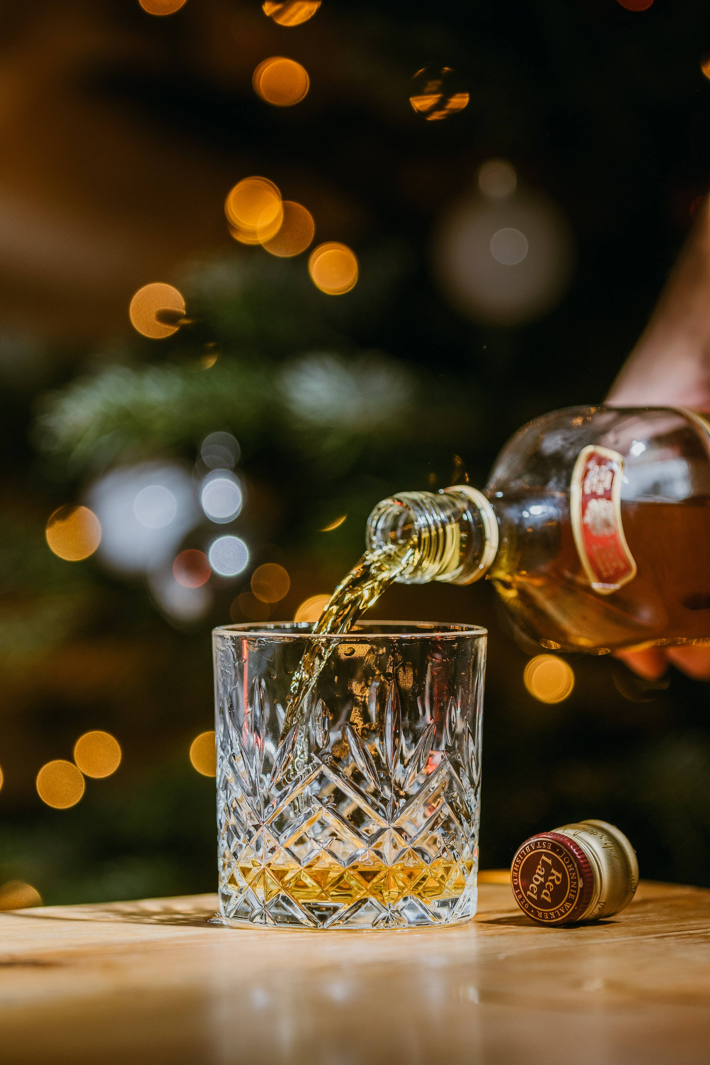 Whiskey de Crăciun turnat în pahar Fundal