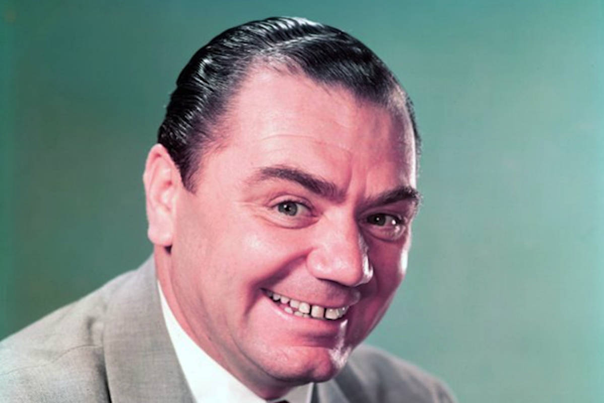 Zâmbetul lui Ernest Borgnine ca Pisica din Cheshire Fundal