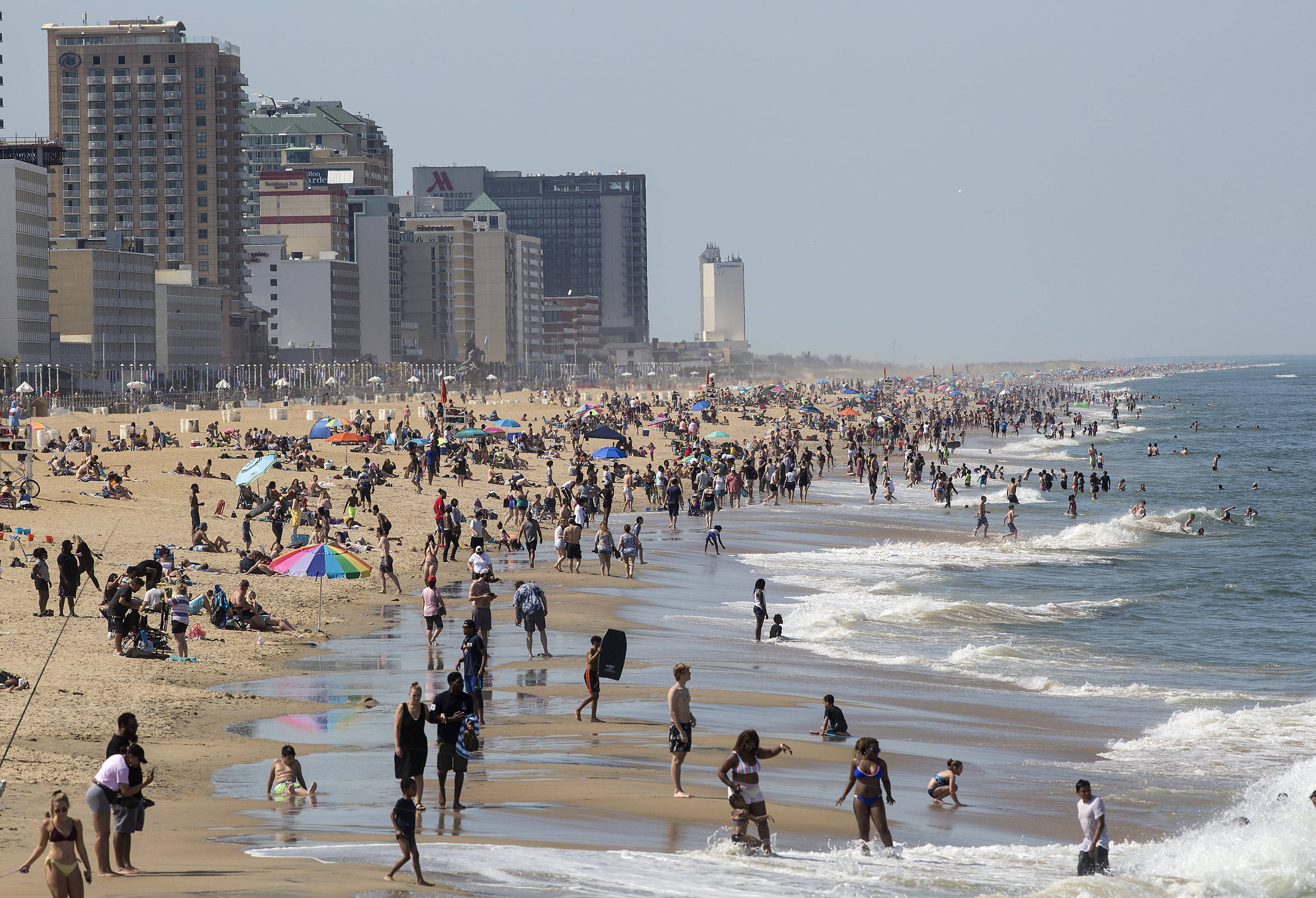 Zi aglomerată pe plaja Virginia Beach Fundal