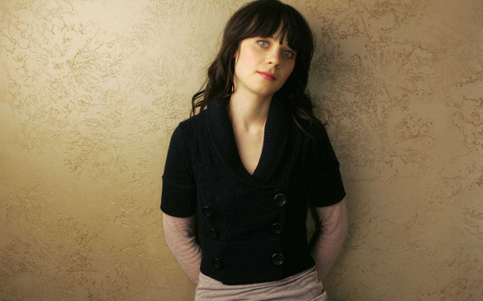 Zooey Deschanel pe fundal estetic auriu Fundal