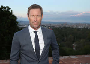 Aaron Eckhart cu cerul albastru al orașului — Cerul albastru Fundal
