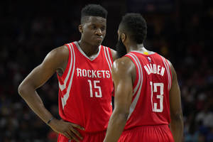 Fond de ecran adorabilul Clint Capela în interiorul terenului de baschet — Întuneric Fundal