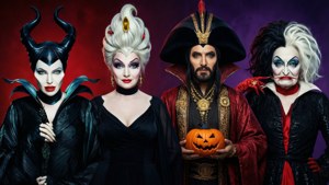 Clasici răufăcători Disney adunați de Halloween, fiecare cu un accesoriu înfricoșător.