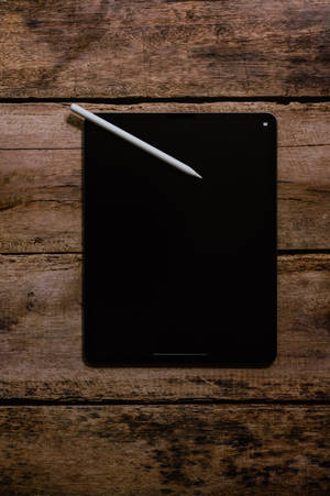 Apple iPad Pro pe Lemn