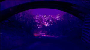 Tapet arc violet estetic al orașului — True Black Fundal