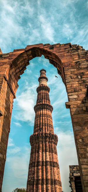 Wallpaper arc Qutub Minar Delhi — iPhone 17e Fundal