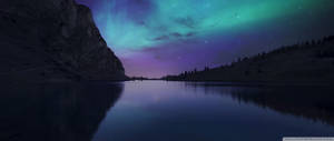 Ultrawide Aurora Boreală, cer colorat în pasteluri albastru și violet, cu stele, văzută din munți. — 2560x1080 Fundal