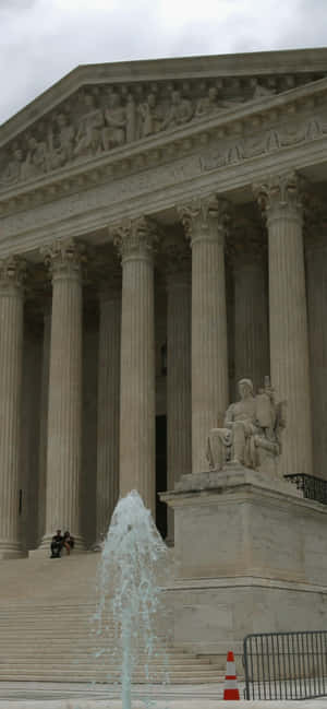 Authority Of Law Supreme Court Building Statue — Motorola Edge 70 Max Fundal