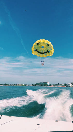 Aventură Palpitantă pe Mare - Parasailing în Spatele unei Bărci Rapide — Vedere la ocean Fundal