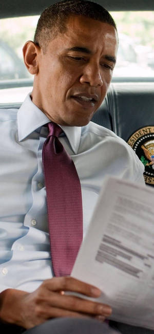 Fond de ecran Barack Obama lectură profundă — iPhone 18 Pro Max Fundal