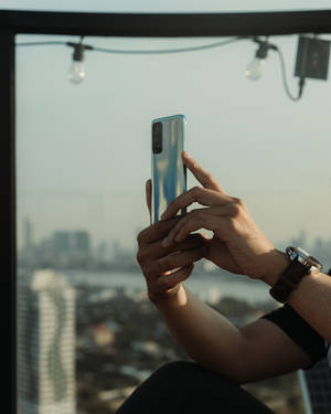 Bărbat cu smartphone Xiaomi — Xiaomi Fundal