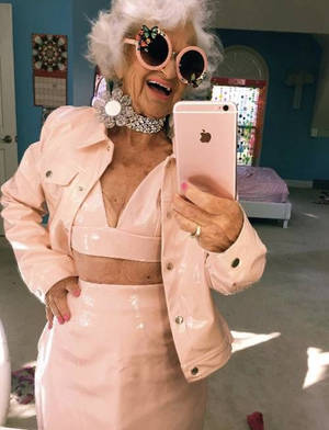 Bătrână în ținută millennial roz făcând selfie în oglindă — Roz estetic GIF Fundal
