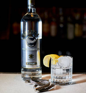Băutură Beluga Vodka Cu Coajă de Lămâie — Honor Magic V Flip 2 Fundal