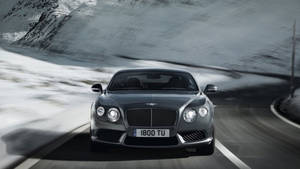 Bentley accelerează în munții înzăpeziți wallpaper — Neutru Fundal