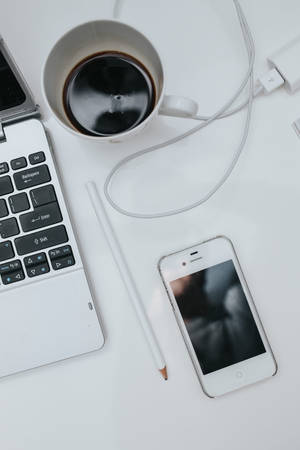 Birou iPhone alb — Xiaomi Pad 9 Pro Fundal