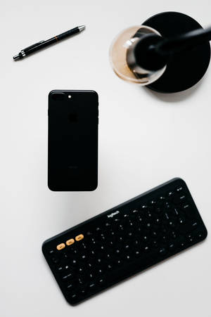 Birou iPhone minimalist cu tastatură neagră — Xiaomi Pad 9 Pro Max Fundal