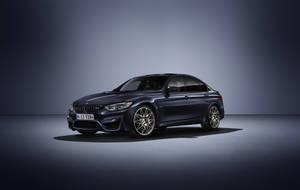Tapet cu BMW M3 30 Jahre Edition negru în lumina reflectoarelor