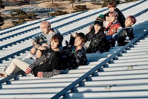 BTS cool pe acoperiș pentru laptop — Bts Laptop Fundal