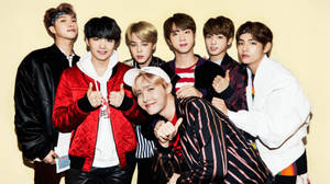 BTS drăguț pozând pe fundal galben — Bts drăguț Fundal