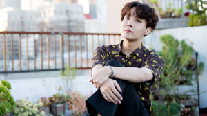 BTS J-Hope pozând în aer liber — Bts Fundal
