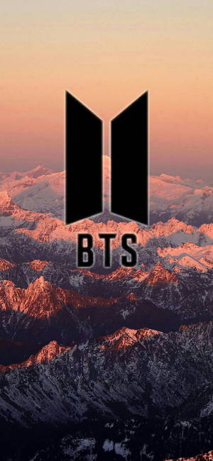 BTS Logo Pe Munte Estetic fundal — iPhone 18 Pro Fundal