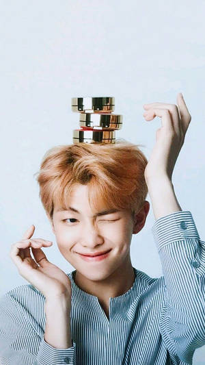 BTS RM drăguț cu compacturi pe cap — Bts drăguț Fundal