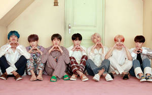 BTS Semne Inimioare pe Desktop lângă Ușă — Bts Desktop Fundal