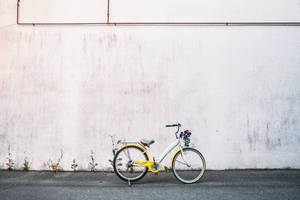 Bicicleta Galbenă de Oraș Lângă Peretele Alb, imagine de wallpaper. — Zori Fundal