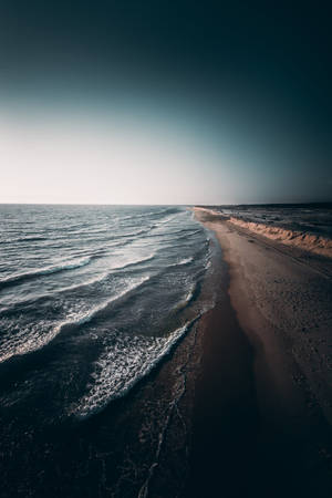 Valuri oceanice cu orizont întunecat pe coasta mării. fundaluri