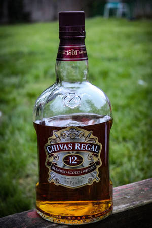 Bucurie exclusivă în exterior cu Whisky Chivas Regal — Huawei MatePad Air (2026) Fundal