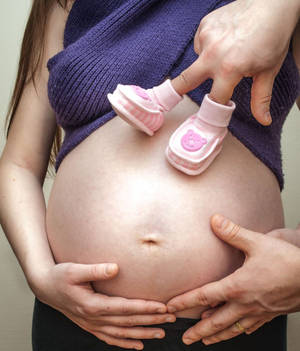Fond de ecran burtă de sarcină cu pantofiori de bebe — Tecno Phantom V Fold2 Fundal