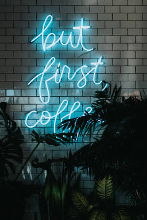 "But First Coffee" în Neon Albastru iPhone — Xiaomi Pad 8 Pro Fundal