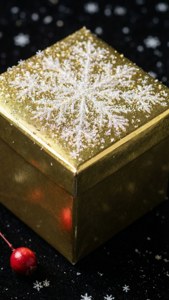 Cadou auriu stralucitor cu fulgi de nea pe fond negru și boabe. — iPhone 7 Fundal